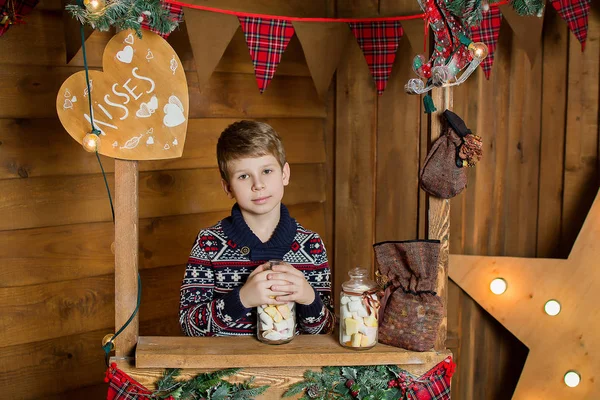 Αγόρι Κοντά Χριστουγεννιάτικο Δέντρο Παιδί Γλυκά Διακοπές Χριστουγέννων — Φωτογραφία Αρχείου