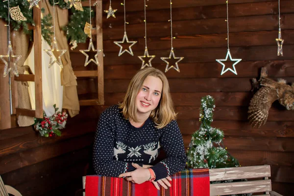 Hermosa Mujer Joven Con Caja Regalo Habitación Con Decoraciones Navidad —  Fotos de Stock