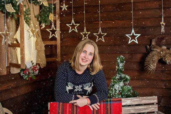 Красивая Молодая Женщина Подарочной Коробкой Комнате Рождественскими Украшениями — стоковое фото
