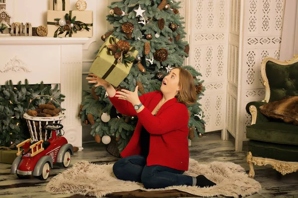 Beautiful Young Woman Gift Box Christmas Tree — ストック写真