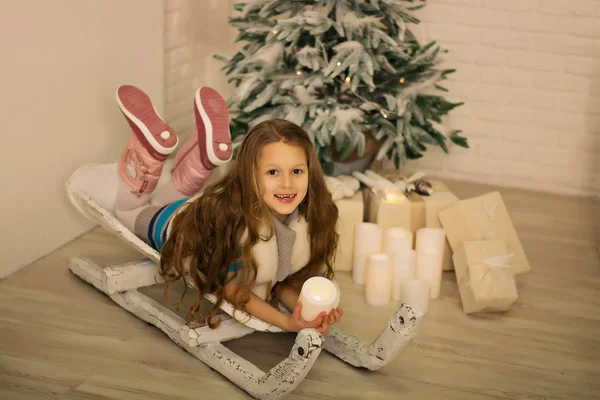 Piękna Dziewczyna Uśmiechy Choinki Prezenty Świąteczne Nowy Rok Dziecko Śmieje — Zdjęcie stockowe