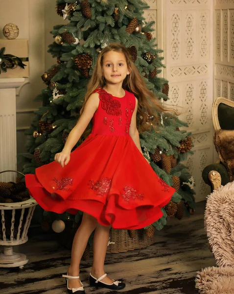 Mooi Meisje Glimlach Van Kerstboom Kerstcadeaus Nieuwjaar Baby Lacht Rode — Stockfoto