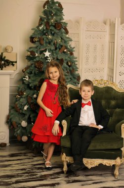 Çocuklar Noel ağacı yakın. Yeni yıl. Noel. Çocuklar Noel ağacı kadar elbise. Noel tatili