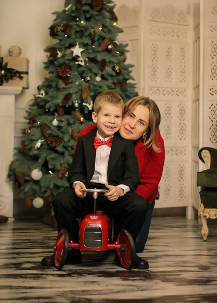 Família Feliz Perto Árvore Natal Mãe Filho — Fotografia de Stock