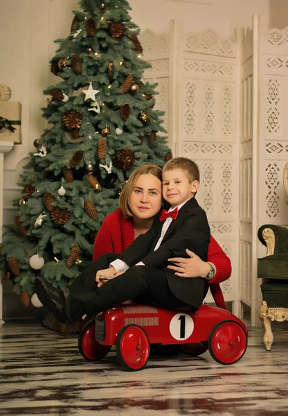 クリスマスツリーの近くの幸せな家族 母と息子 — ストック写真