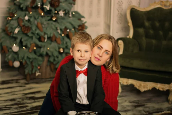 クリスマスツリーの近くの幸せな家族 母と息子 — ストック写真