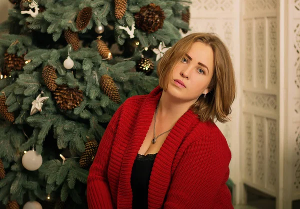 クリスマスの木の近くの美しい若い女性 — ストック写真