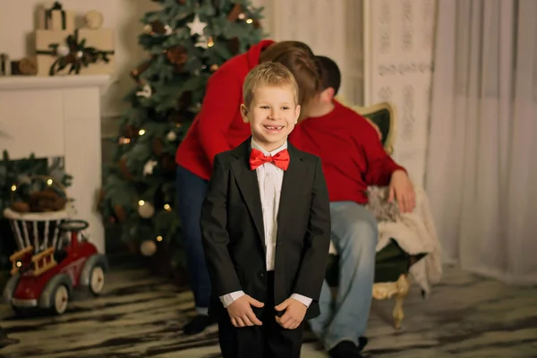 Bonitão Está Feliz Bebê Perto Árvore Natal Sorrindo — Fotografia de Stock