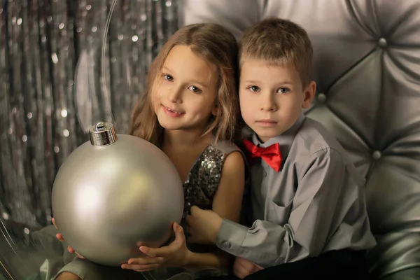 Dzieci Siedzą Srebrny Swing Przytulić Bombki Rękach Dzieci — Zdjęcie stockowe