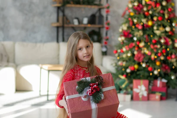 Menina Bonita Perto Árvore Natal Com Presentes — Fotografia de Stock