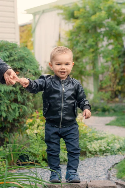 Ein Kleiner Junge Park Hält Eine Hand Hoch Ein Kind — Stockfoto