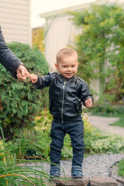 Ein Kleiner Junge Park Hält Eine Hand Hoch Ein Kind — Stockfoto