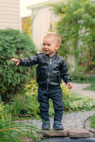 Niño Pequeño Parque Sostiene Una Mano Niño Aprende Caminar Muchacho — Foto de Stock