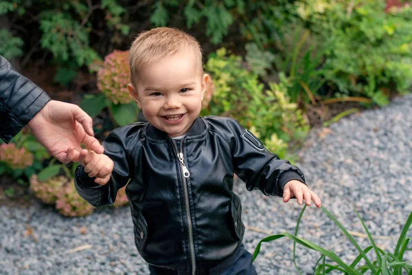 Ein Kleiner Junge Park Hält Eine Hand Hoch Ein Kind — Stockfoto