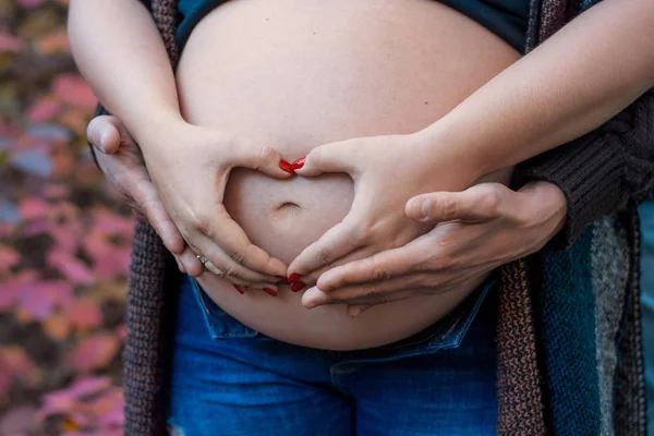 Der Nackte Bauch Einer Schwangeren Frau Hände Umarmen Schwangerschaftsbauch — Stockfoto