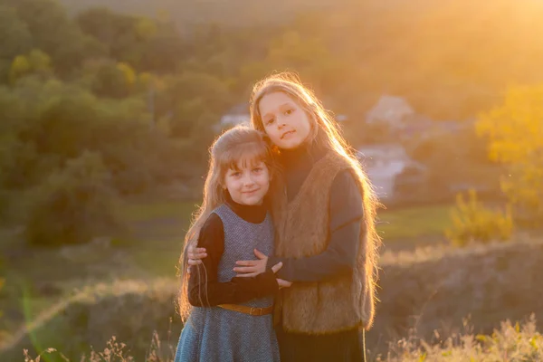 Portré Két Boldog Lányról Naplementekor Őszi Parkban — Stock Fotó
