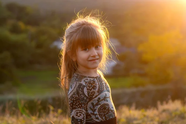 Hermosa Chica Con Pelo Largo Atardecer Bosque Retrato Una Chica — Foto de Stock