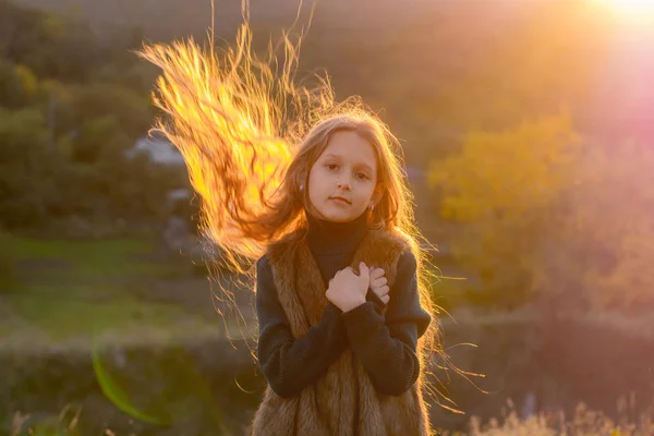 Menina Com Cabelo Comprido Pôr Sol Criança Nas Montanhas — Fotografia de Stock