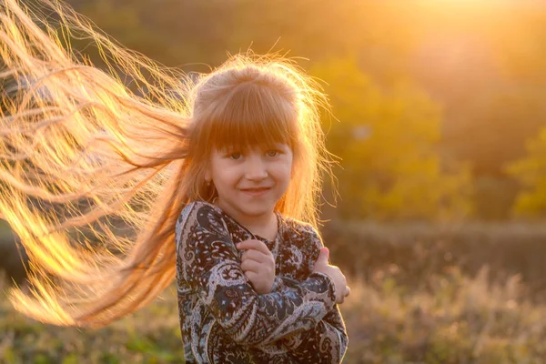 Красива Дівчина Довгим Волоссям Заході Сонця Лісі Портрет Дівчини Дитина — стокове фото