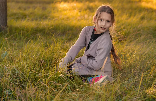 Menina Grama — Fotografia de Stock