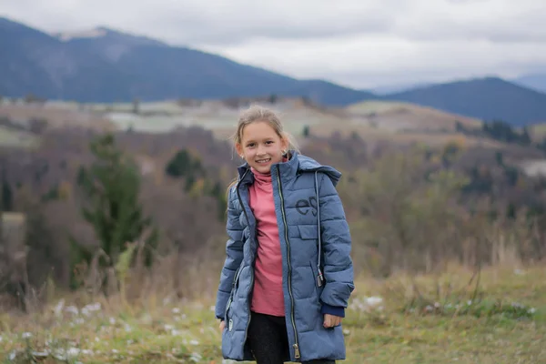 Het Kind Lachende Gelukkig Tegen Achtergrond Van Bergen Reizen Naar — Stockfoto