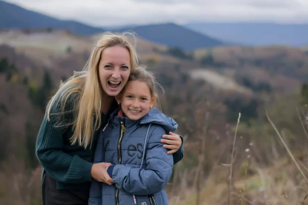Mütter Und Töchter Lächeln Und Freuen Sich Vor Der Bergkulisse — Stockfoto