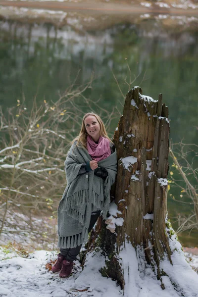 Szczęśliwa Młoda Kobieta Zimowym Lesie — Zdjęcie stockowe
