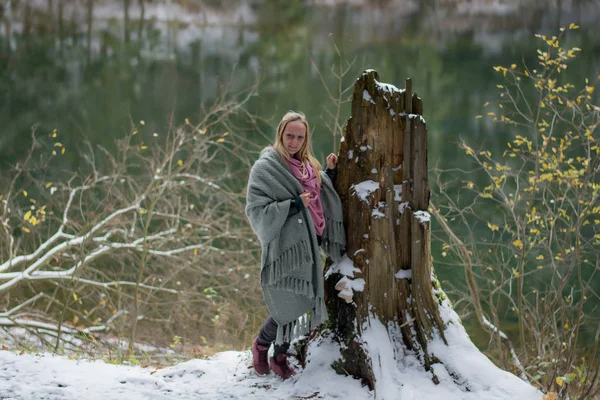Szczęśliwa Młoda Kobieta Zimowym Lesie — Zdjęcie stockowe