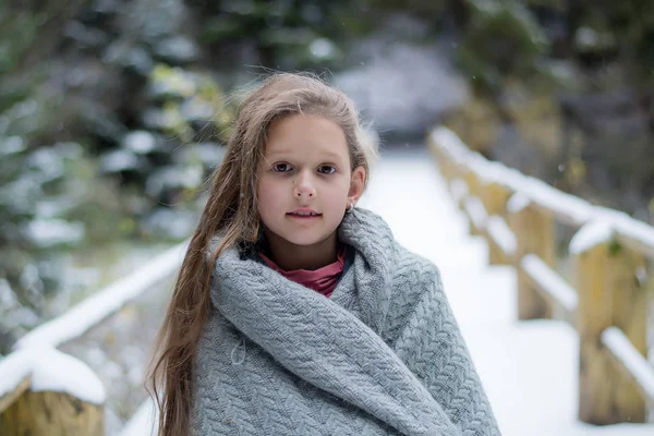 Uzun Saçlı Güzel Kız Karlı Ormanın Içinde Duruyor Çocuk Bir — Stok fotoğraf