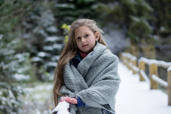 Portret Młodej Kobiety Parku Zimowym — Zdjęcie stockowe