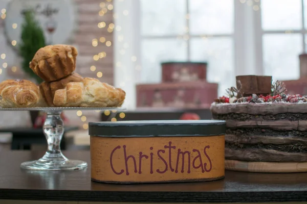 クリスマス ツリーの下のプレゼント 新年とクリスマスのプレゼント クリスマスと新年のための美しいギフト クロワッサンやケーキとテーブルの上のギフト ボックス — ストック写真