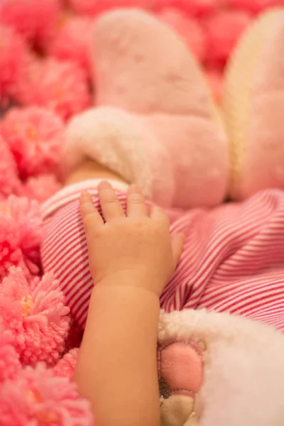 婴儿手婴儿的笔在粉红色的背景 — 图库照片