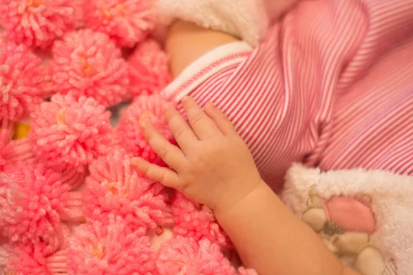 ピンクの背景に赤ちゃんの手の赤ちゃんのペン — ストック写真