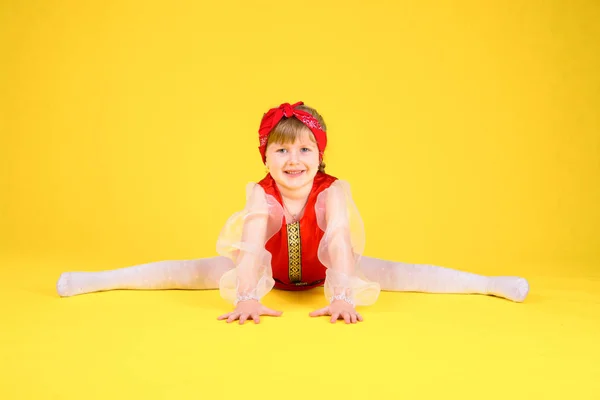 Child Shows Class Sits Splits Yellow Background Girl Long Hair — Stock Photo, Image