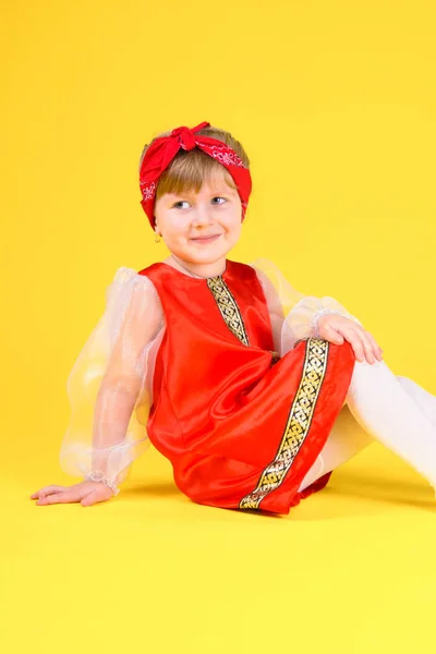 Gyermek Megjeleníti Azt Osztályt Hasad Sárga Háttéren Egy Stilizált Piros — Stock Fotó