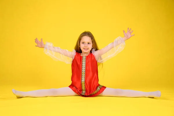 Child Shows Class Sits Splits Yellow Background Girl Long Hair — Stock Photo, Image