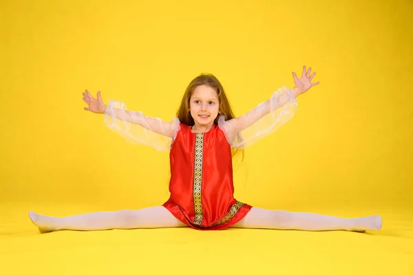 Niño Muestra Clase Sienta Las Divisiones Fondo Amarillo Chica Con — Foto de Stock