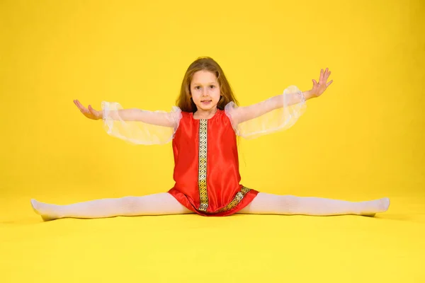 Child Shows Class Sits Splits Yellow Background Girl Long Hair — Stock Photo, Image