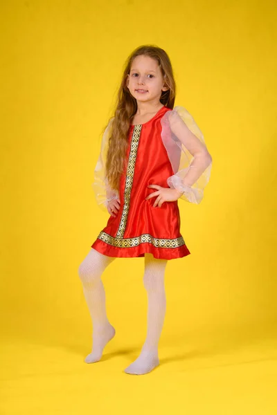 Çocuk sınıf gösterir ve bölmeleri üzerinde oturur. Sarı arka plan. Stilize kırmızı elbiseli uzun saçlı kız