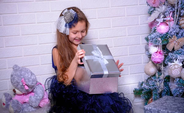 Hermosa Chica Sosteniendo Una Caja Con Regalo Bajo Árbol Navidad —  Fotos de Stock