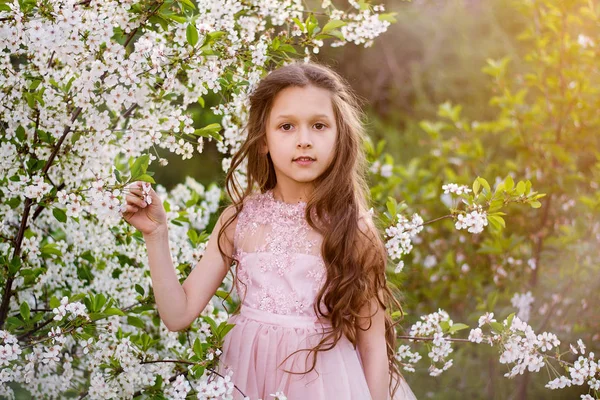 Een Mooie Baby Glimlacht Meisje Blonde Bloeiende Bomen Portret Van — Stockfoto