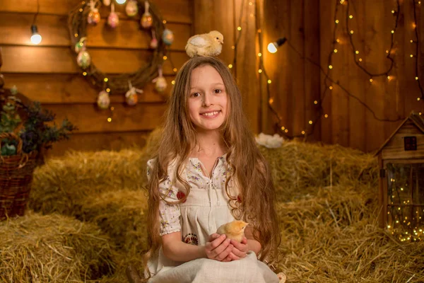 소녀는 웃으며 아이는 더미에 앉아있다 동물과 시골에서 머리를 아름다운 — 스톡 사진