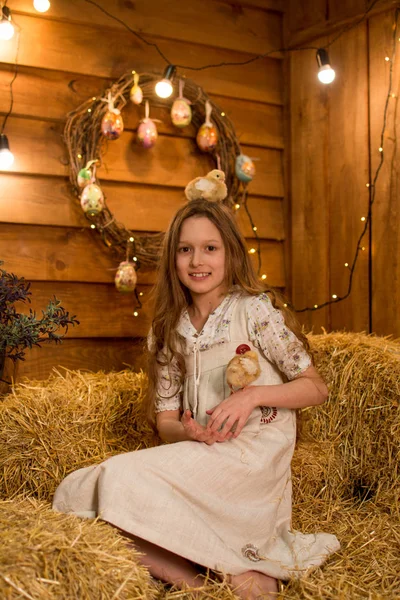 소녀는 웃으며 아이는 더미에 앉아있다 동물과 시골에서 머리를 아름다운 — 스톡 사진