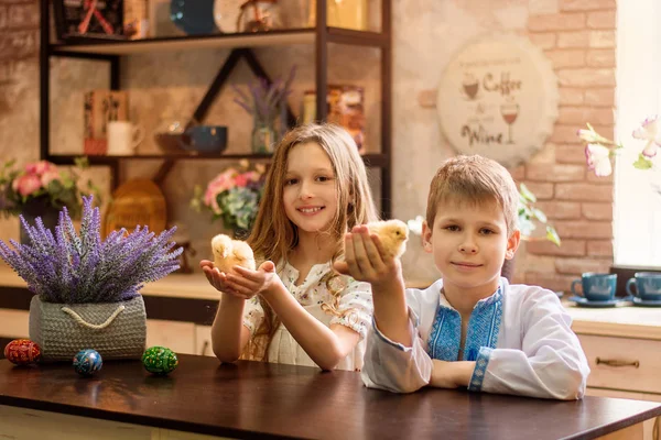 Little Children Holding Chicks Home — Stock Photo, Image