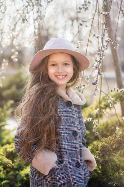 Schönes Mädchen Lächelnd Ein Mädchen Mit Langen Haaren Rosa Hut — Stockfoto