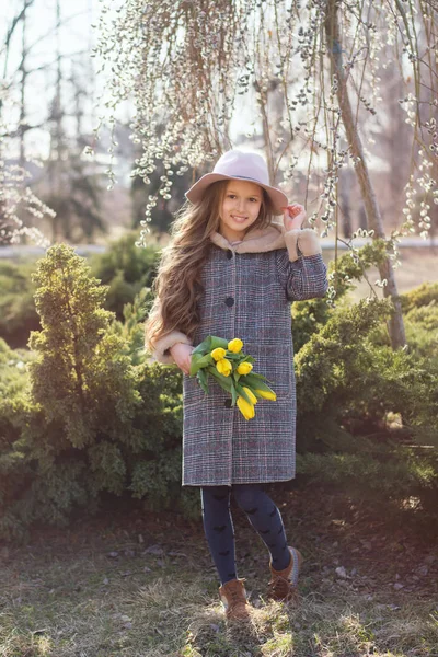 Krásná Dívka Usmívá Ulici Stojí Dívka Dlouhými Vlasy Růžovém Klobouku — Stock fotografie