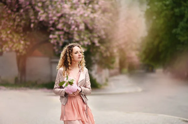 Uma Bela Jovem Sorrir Menina Loira Sakura Retrato Árvores Sakura — Fotografia de Stock