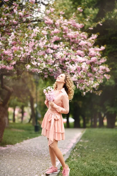 Mooie Jonge Vrouw Glimlachend Blond Meisje Sakura Portret Sakura Trees — Stockfoto