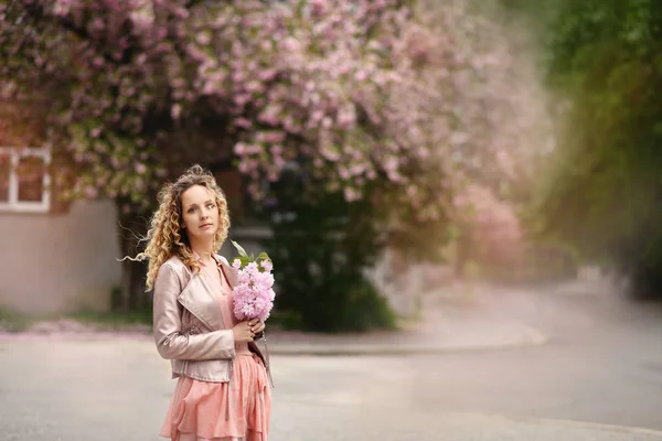 Uma Bela Jovem Sorrir Menina Loira Sakura Retrato Árvores Sakura — Fotografia de Stock