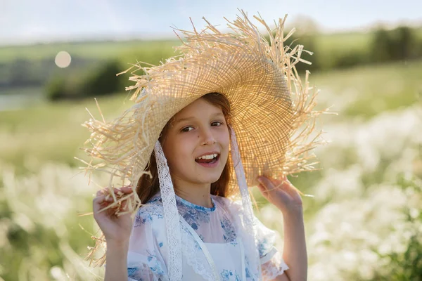Una Chica Con Sombrero Paja Campo Retrato Una Chica Sonriente — Foto de Stock